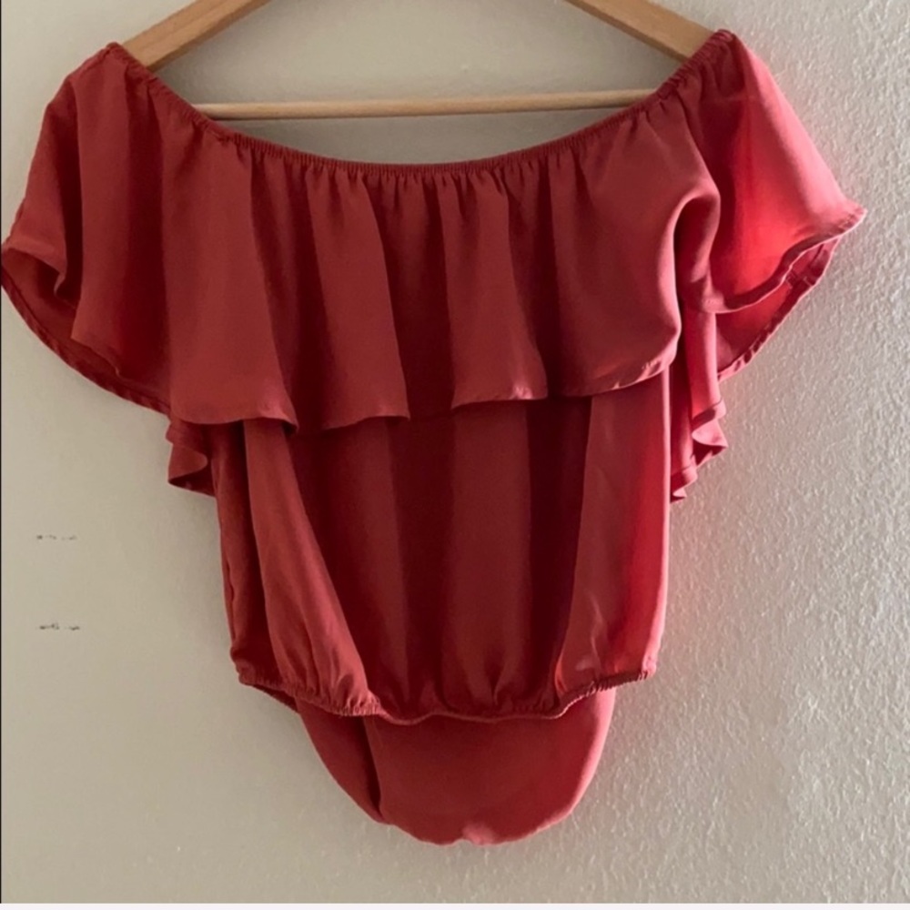 🛍 2/$15 Off The Shoulder Blouse